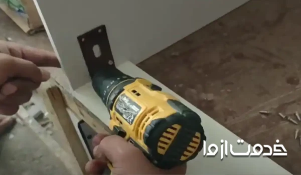 مونتاژ کردن قطعات کابینت روشویی