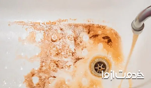 تغییر رنگ و بوی بد آب گرم