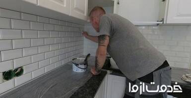 طریقه نصب کاشی بین کابینتی با چسب