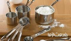 اندازه گیری مواد با پیمانه های آشپزی و قاشق های اندازه گیری