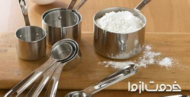 اندازه گیری مواد با پیمانه های آشپزی و قاشق های اندازه گیری