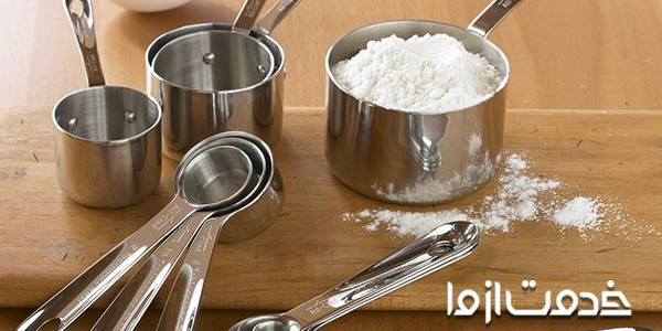 اندازه گیری مواد با پیمانه های آشپزی و قاشق های اندازه گیری