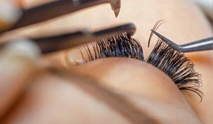 کاشت و اکستنشن مژه