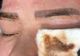 پاک کردن تاتو ابرو بانوان