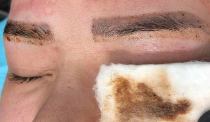 پاک کردن تاتو ابرو بانوان