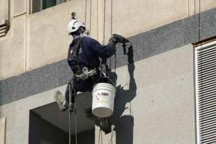 پیچ و رولپلاک سنگ نما