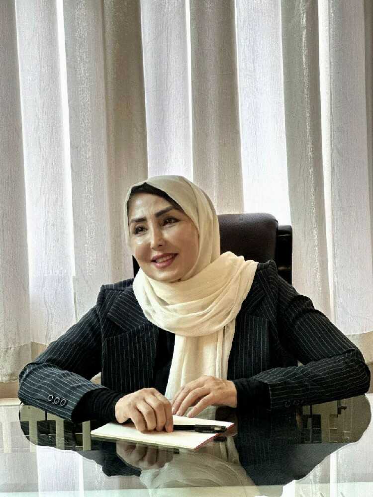 زینب عزتی
