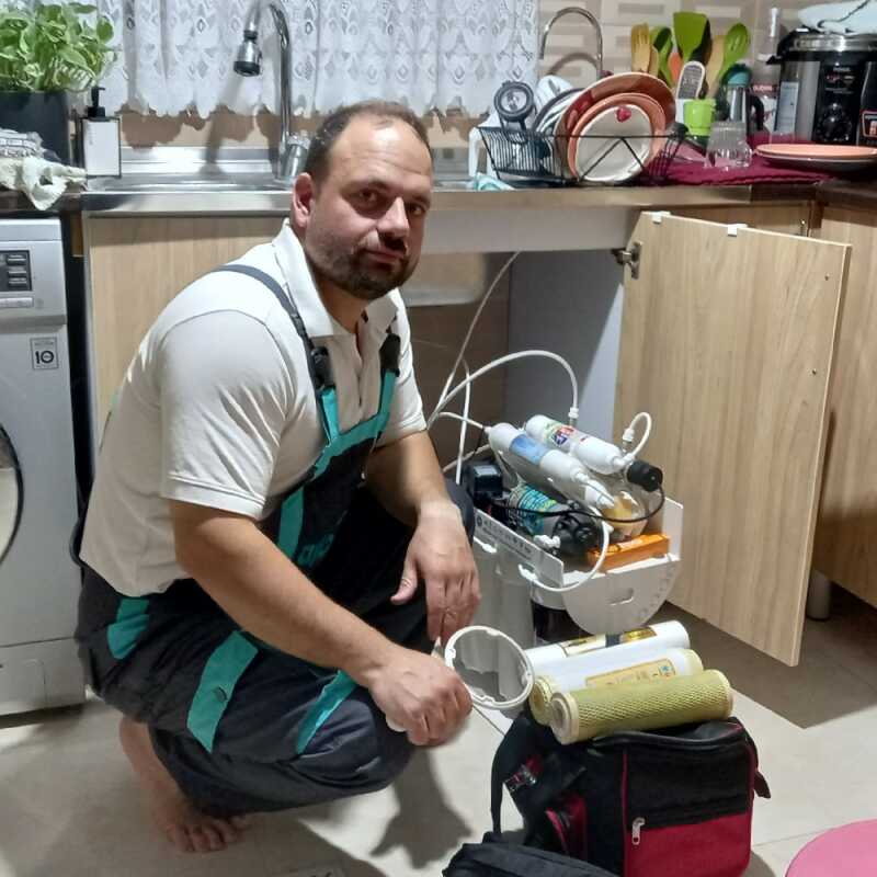 امین آذربو