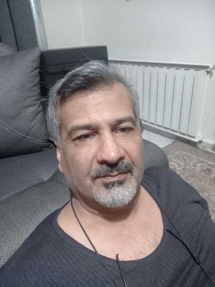 داریوش اعتماد