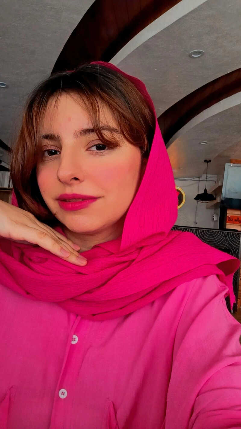 آیناز خلیلی