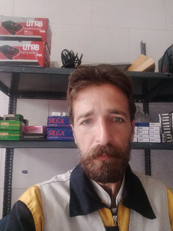 اکبر منصوری